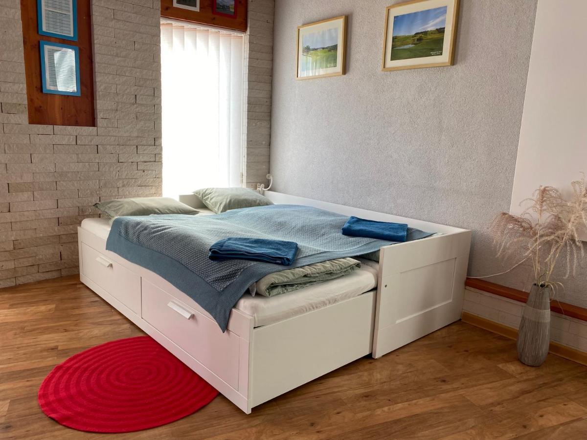 U Vrabcaka Apartment Zlonin Екстериор снимка